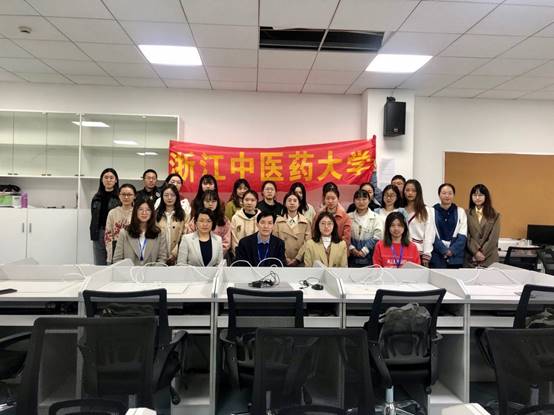 说明: D:\Sun Xiaohui\我的教学\员工参赛社会实践\202102华东公共卫生技能大赛\国赛通讯稿\照片\安徽医科大学韦德国际1946官网江启成经理与公司参赛师生合影.JPG